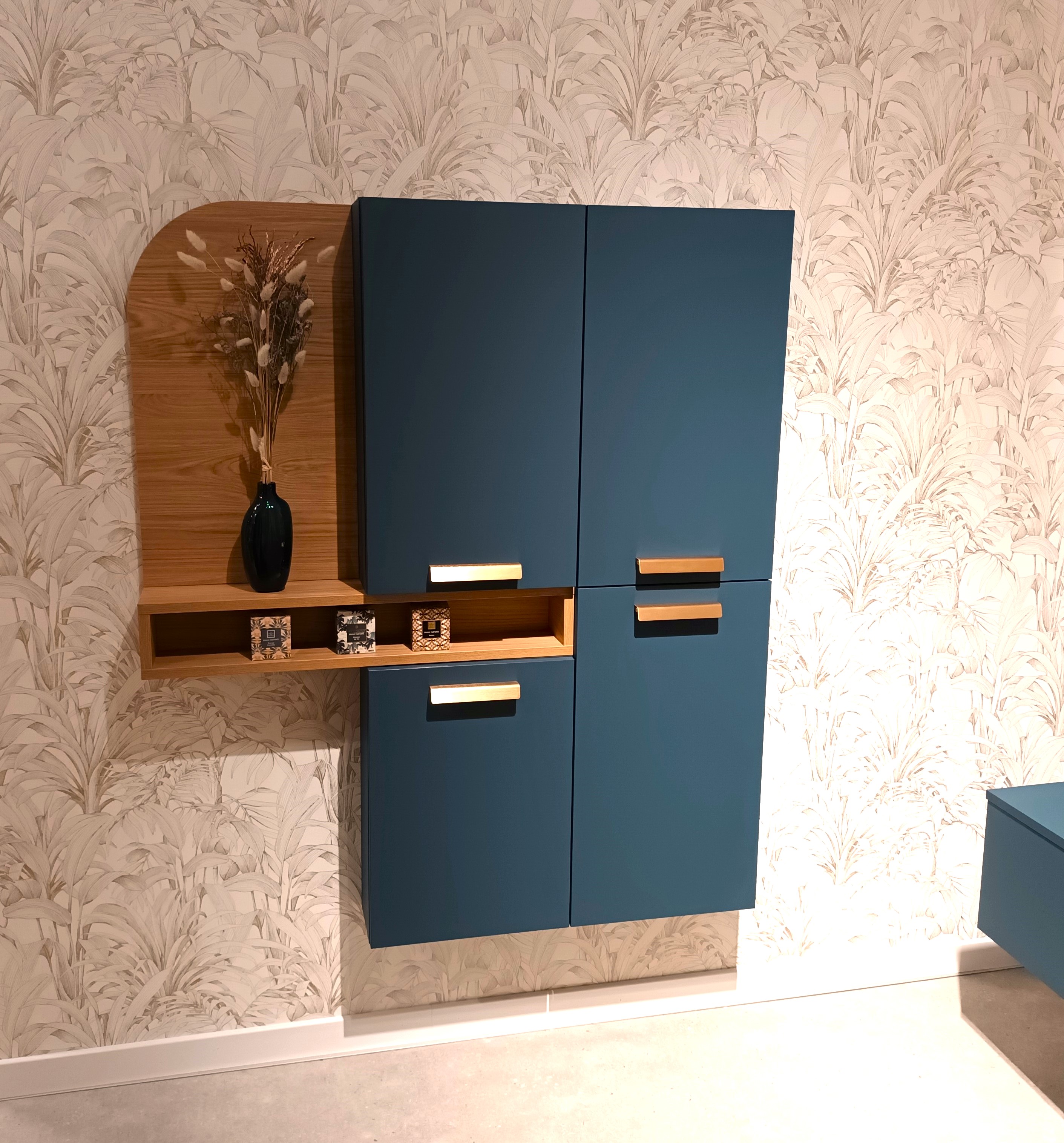 Salle de bain bleu et bois