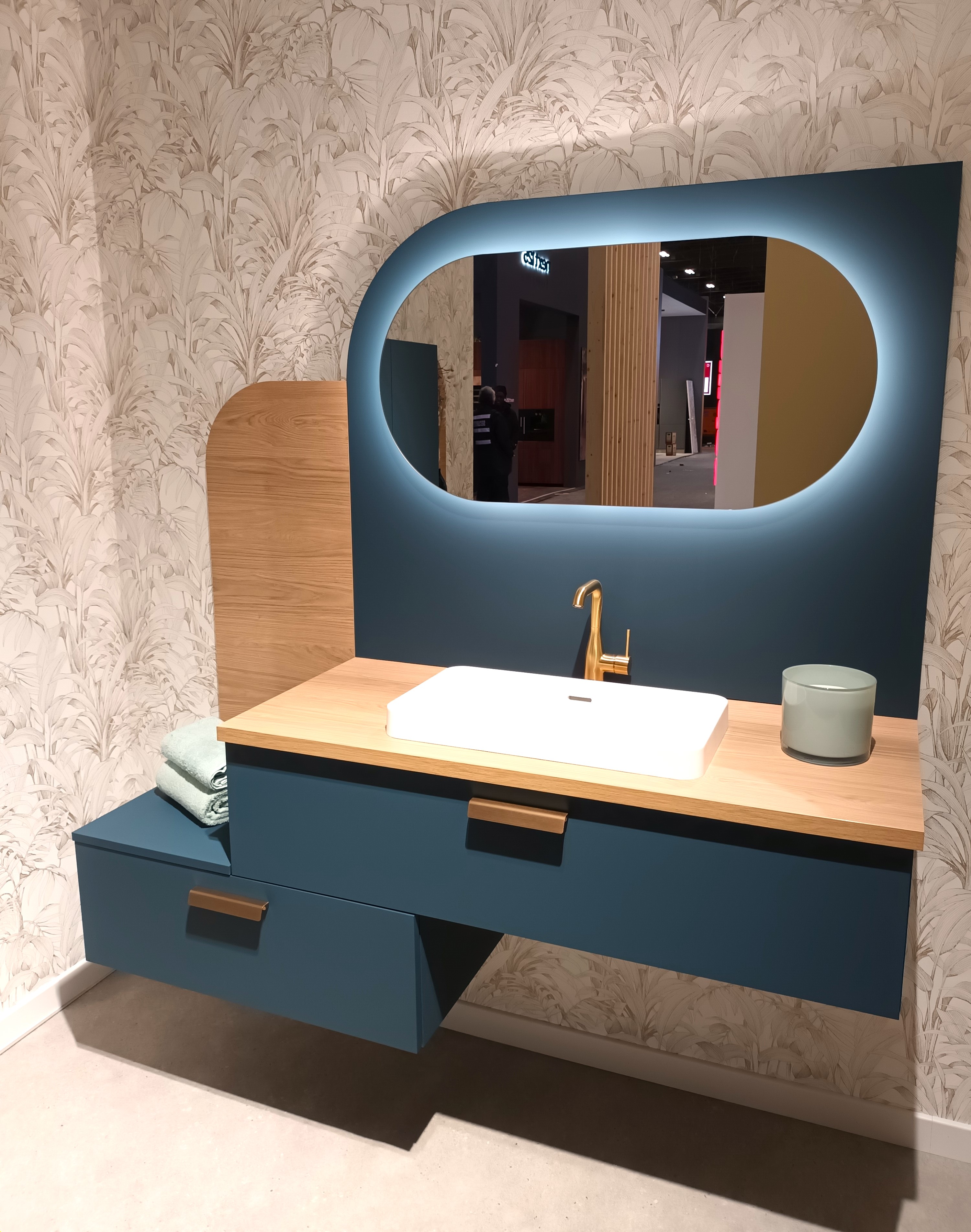 Salle de bain bleu et bois