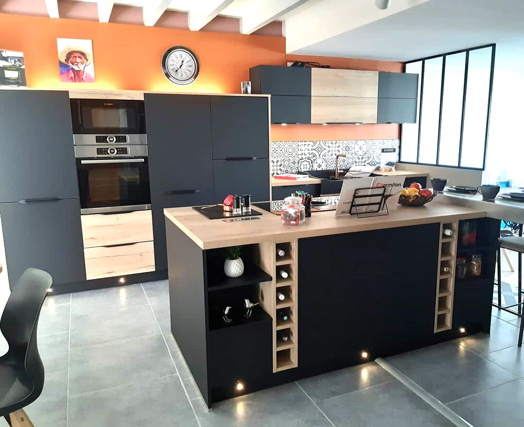 Cuisine noire et bois avec niches de rangement