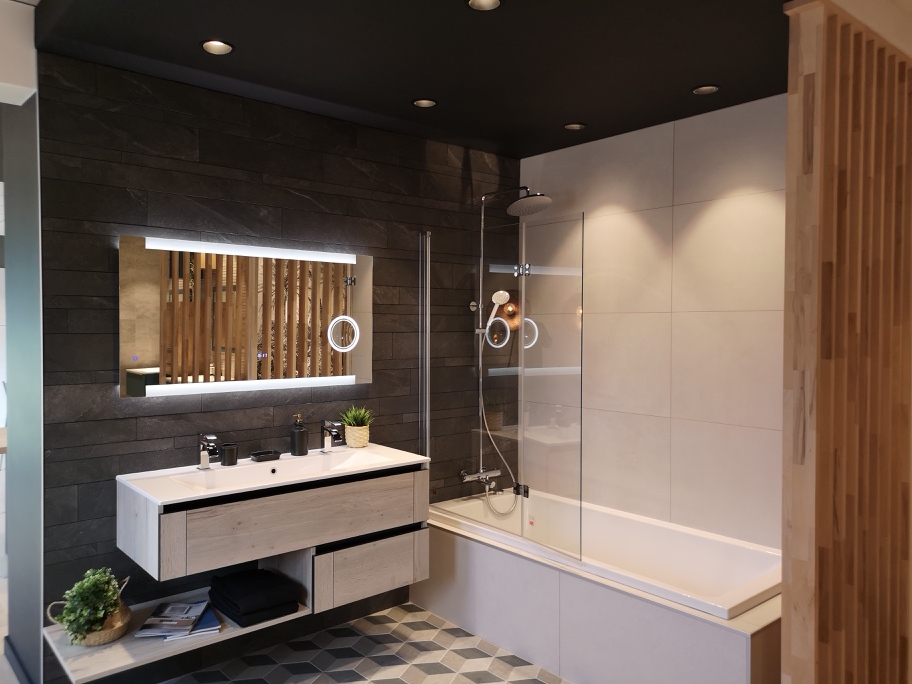 Salle de bain blanche et bois